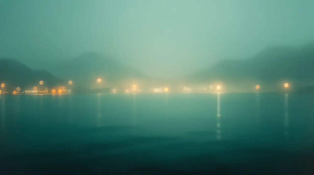 红果短剧首页氛围背景，月湾片场式的深色影棚与月光